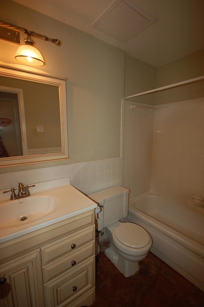 Building Photo - 607 E 43rd St