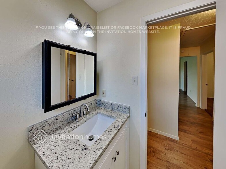 Building Photo - 9812 Robin St