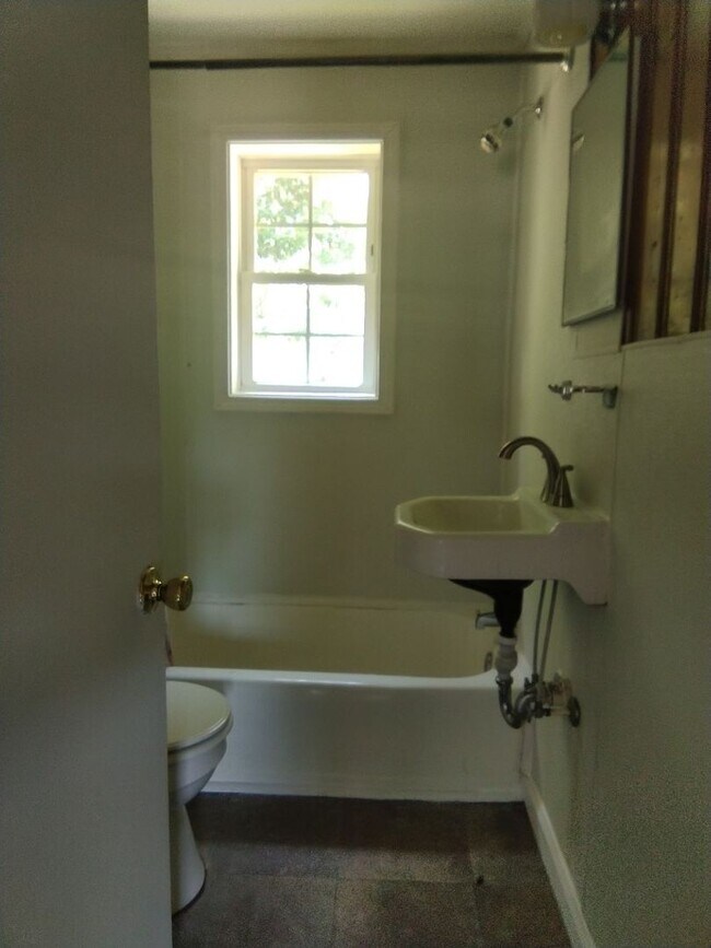 Building Photo - 304 Old Shaw Rd