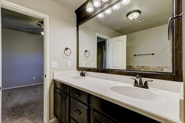 Building Photo - HOME AVAILABLE FOR LEASE