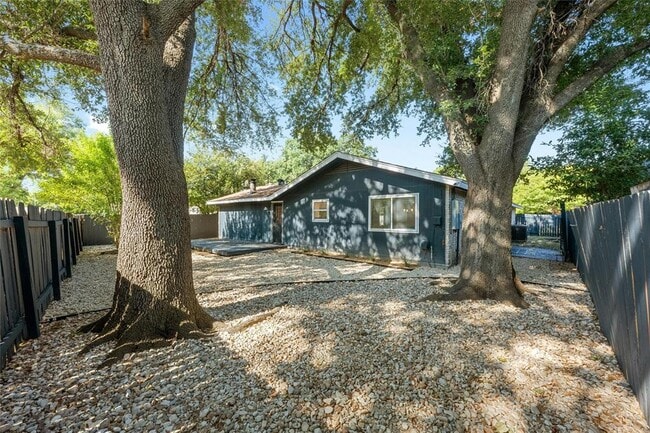 Building Photo - 10305 Leaning Willow Dr