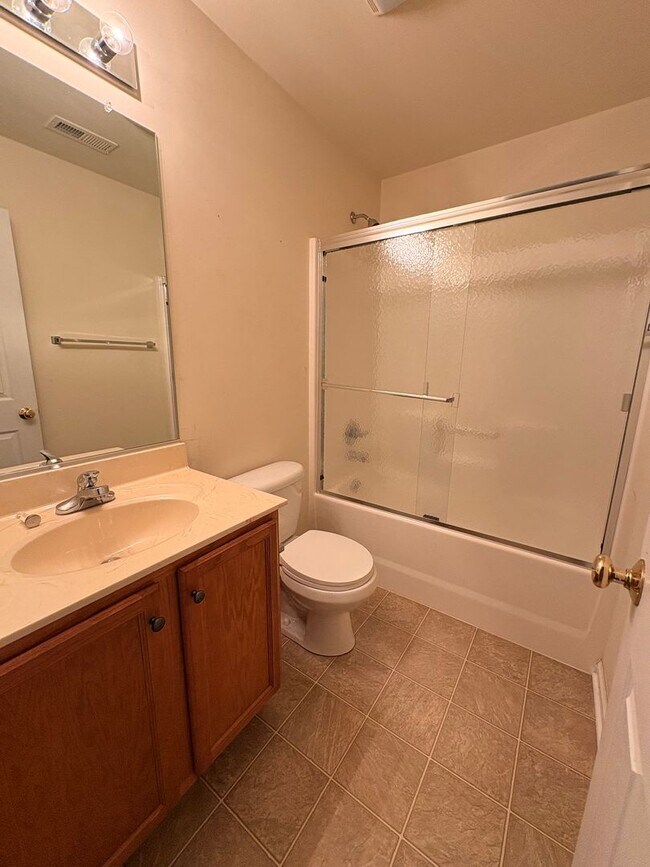 Building Photo - Updated 3 Bedroom Rental