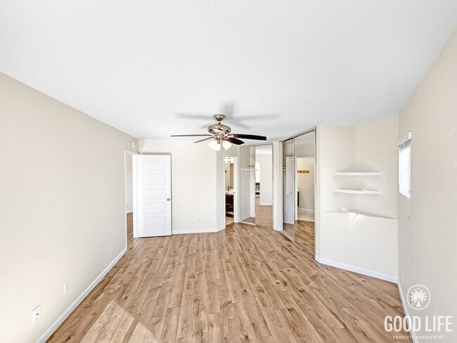 Building Photo - Stunning 2BD/2BA W/ Updated Kitchen and Re...