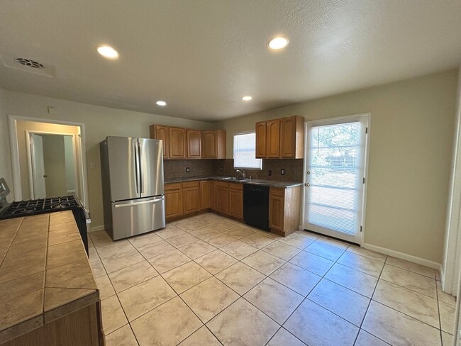 Building Photo - 3 bedroom, 2 bath Concord Home