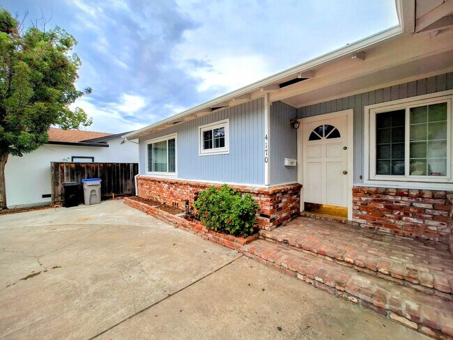 Building Photo - Charming Single Story 3bd House with Large Yard!