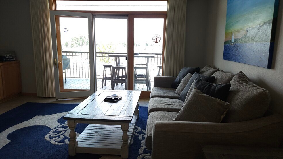 Living room and balcony - 101 S Washington St