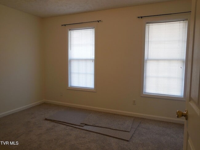 Building Photo - 15 Lake Village Ct