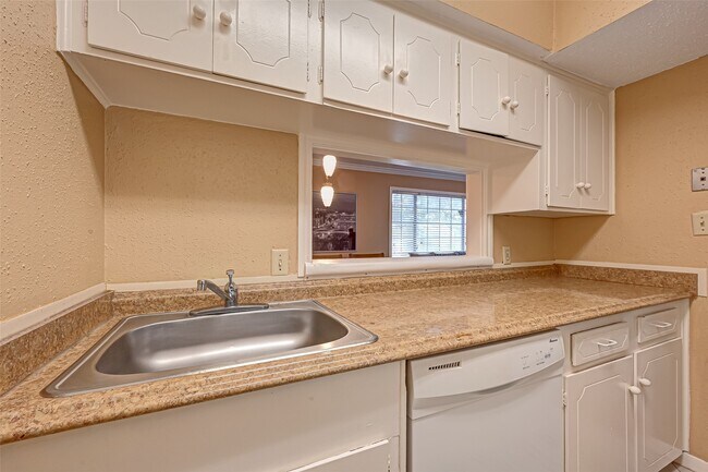 Building Photo - 2101 Fountain View Dr