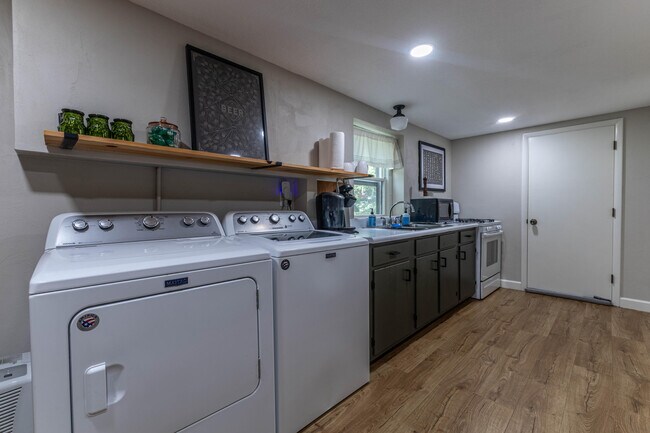 Building Photo - 3312 Lynnwood Dr