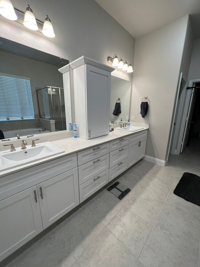 Double sinks - 1610 Charismatic Ct