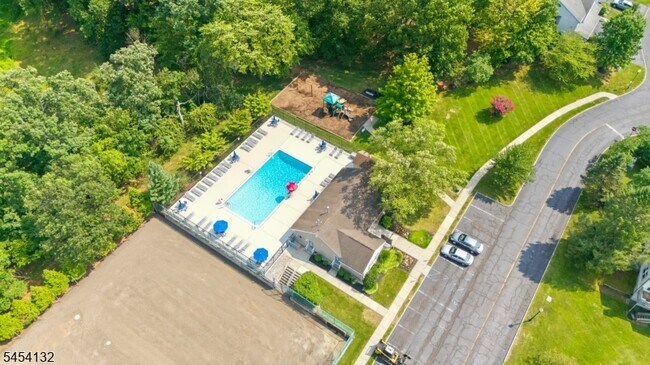 Building Photo - 703 Porter Way W