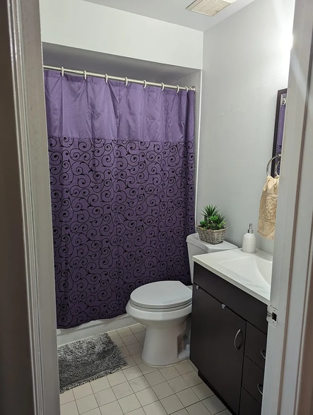 Second/guest bathroom - shower and tub - 13928 SW 52nd Ln
