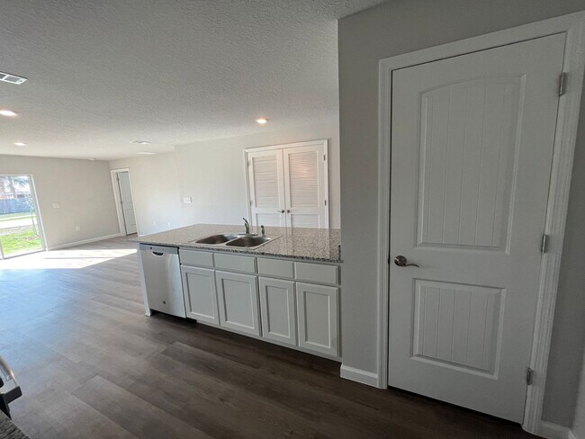 Building Photo - Beautiful 4 Bedroom Home with Huge yard!