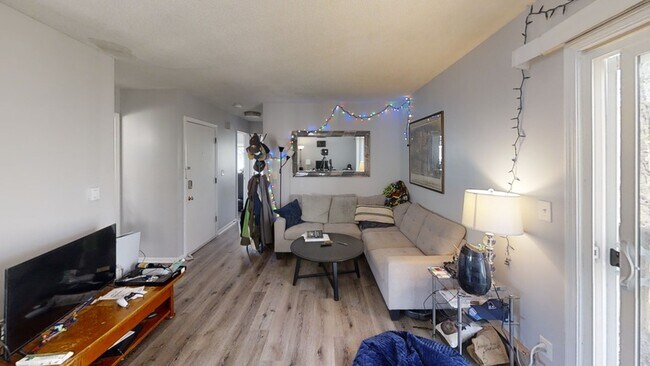 Building Photo - 1302 W Huron St