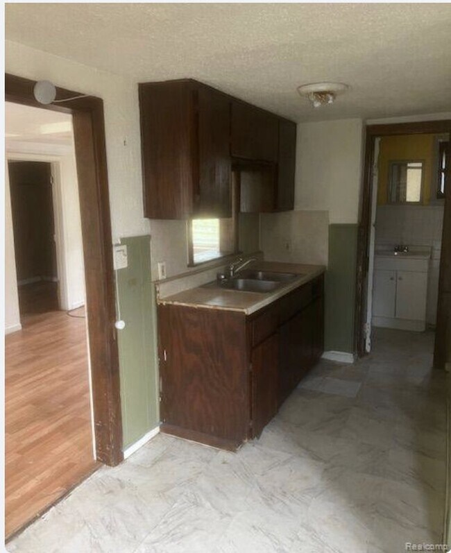 Building Photo - 15871 Fairmount Dr