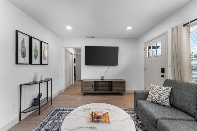 Building Photo - 4301 Sherwood Dr