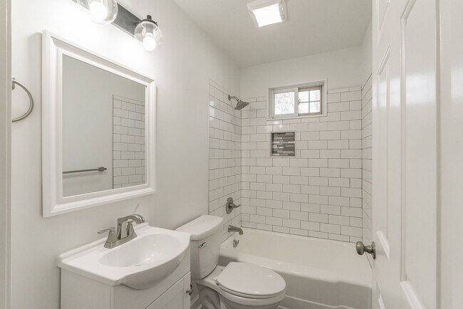 Building Photo - 4/ 1.5 Just minutes from Wake Forest Unive...
