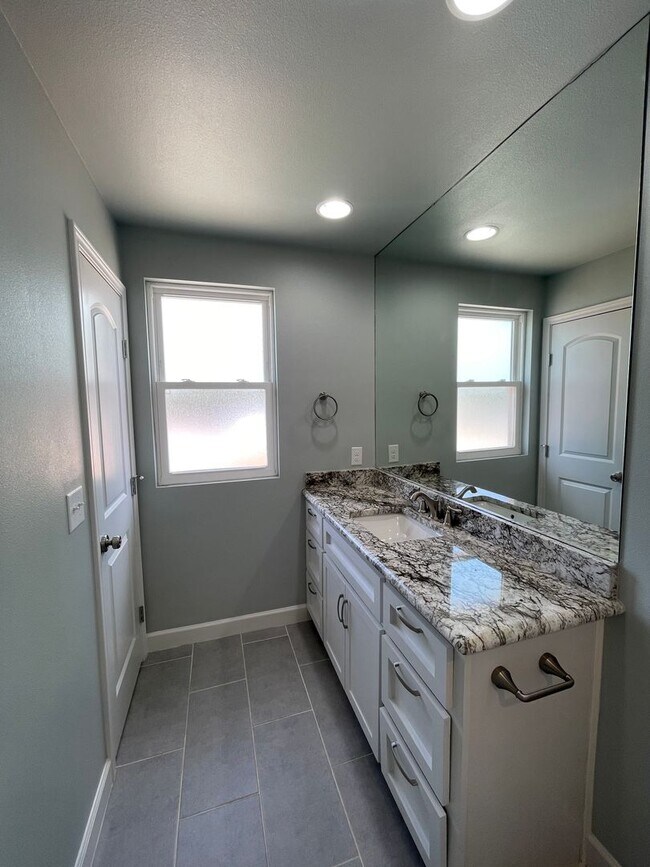 Building Photo - Amazing detached 2/2.5 duplex in Central Austin!!!