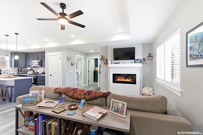 Building Photo - Aurora Heights Ranch