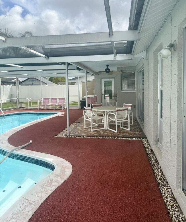 Building Photo - Pool Home