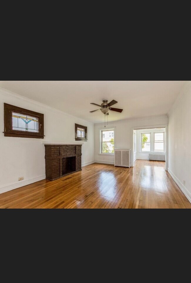 Living Room - 3007 W Sunnyside Ave