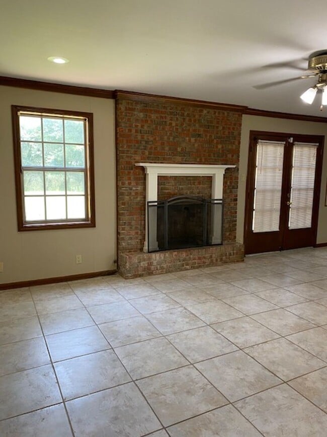 Building Photo - Spacious 3 bed 2 bath home in Town and Country Subdivision