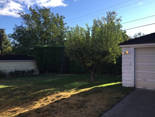 Building Photo - Darling Home in Historic Yakima Neighborhood