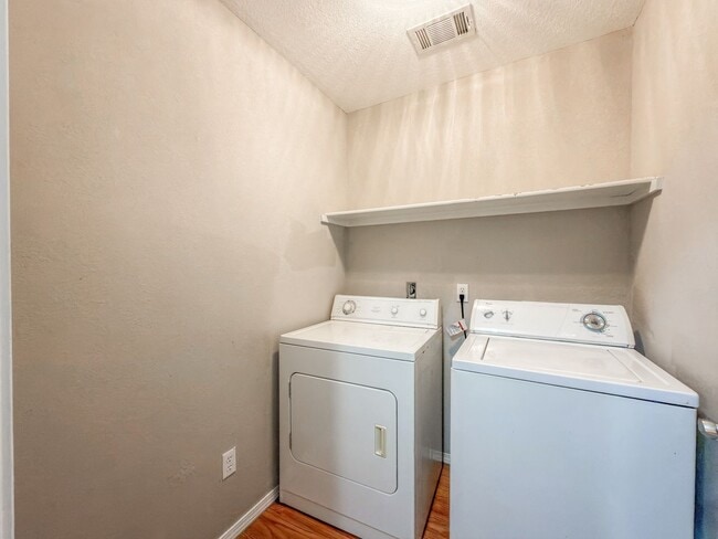 Building Photo - 604 Chateau Dr