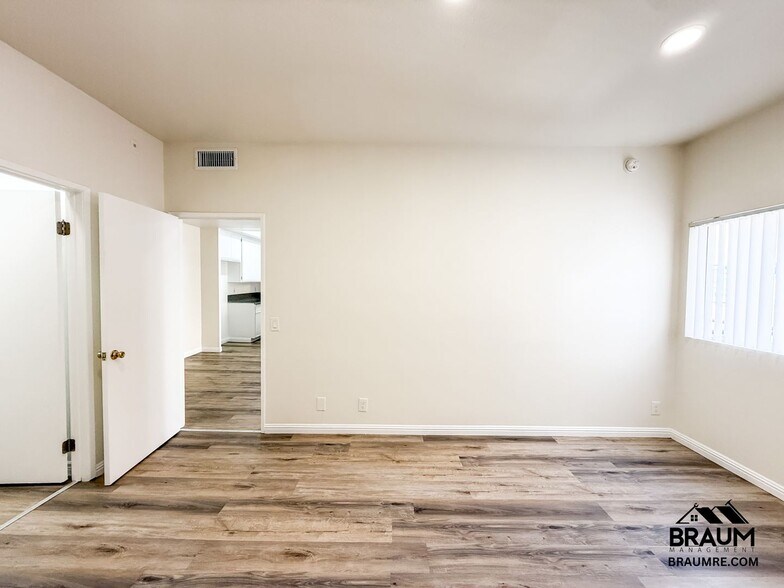 Building Photo - 11459 Collins St