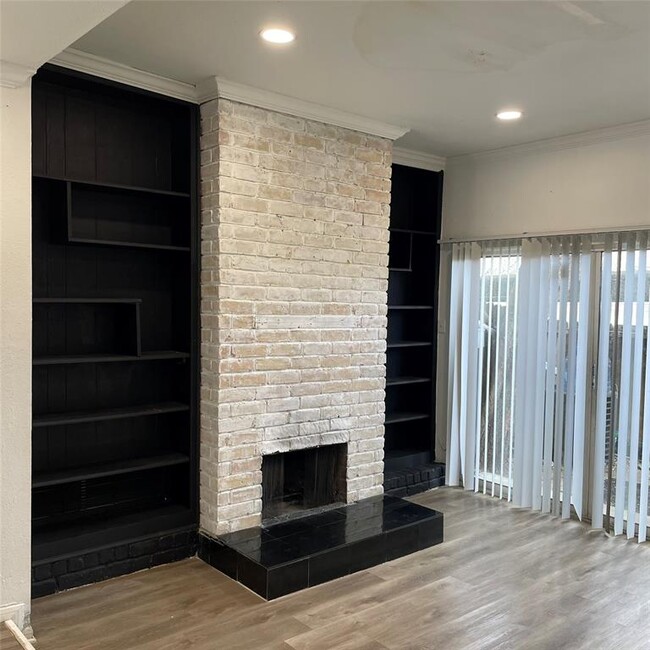 Building Photo - 7700 Creekbend Dr