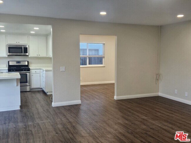Building Photo - 3410 Via Marina Ave