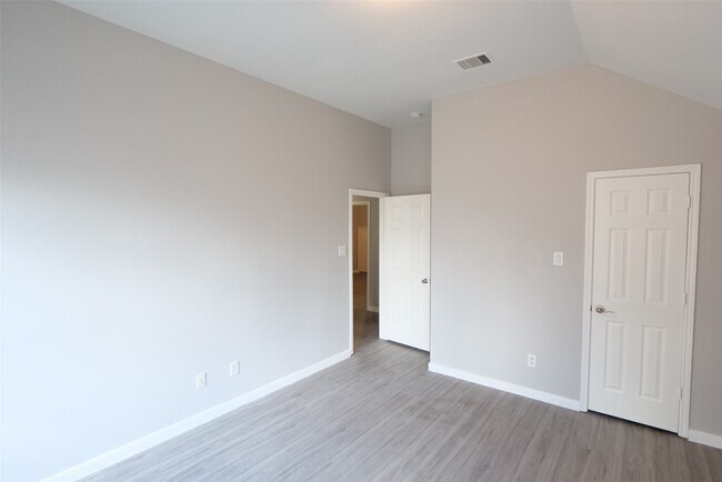 Building Photo - 6119 Lakenshire Falls Ln