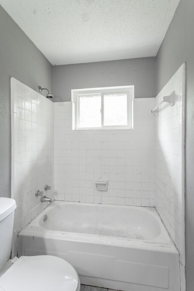 Building Photo - 510 Ely Rd