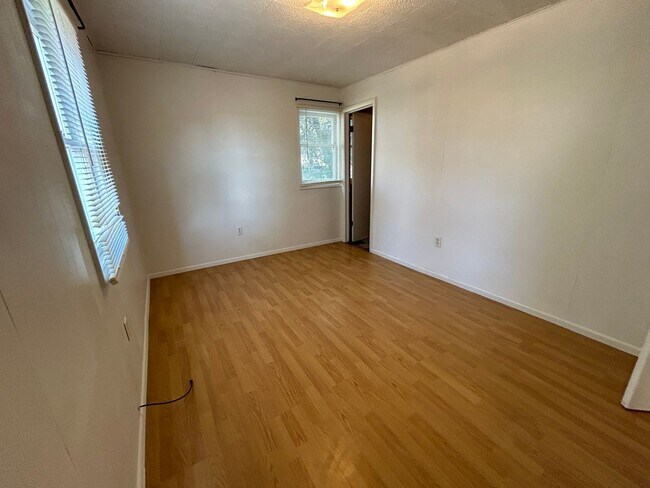 Building Photo - Large 2 Bed 1 Bath House with Fenced Yard and Washer Dryer Hookups