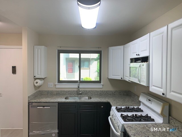 Building Photo - 18 Greenbriar Dr