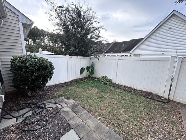 Building Photo - LARGE MOVE IN READY TOWNHOME