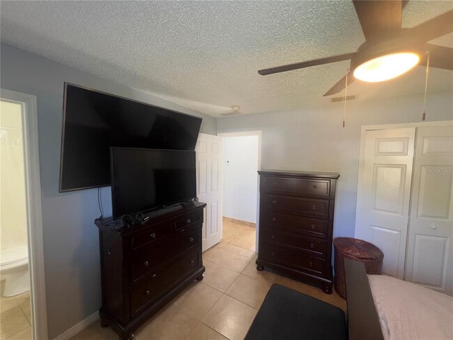 Building Photo - 825 Charles Ave