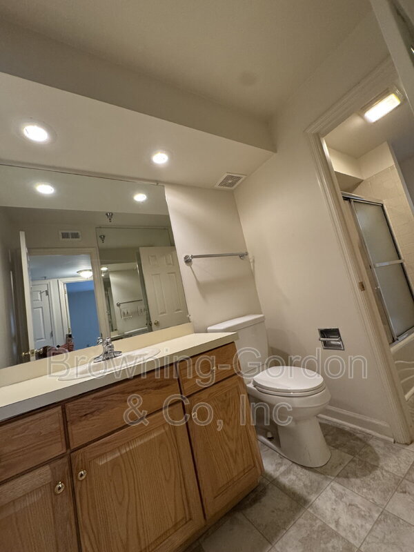 Building Photo - 5025 Hillsboro Pike