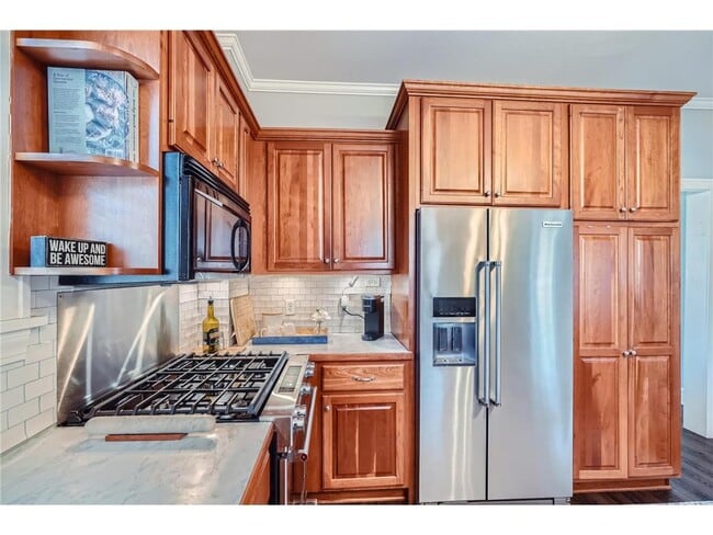 Building Photo - 1045 Lake St E