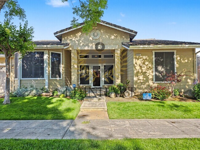 Building Photo - 818 S Apple Ave