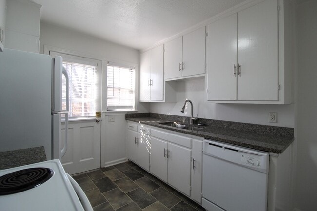 Building Photo - March FREE On This 2 Bedroom 1 Bath Duplex In The Waldo Area