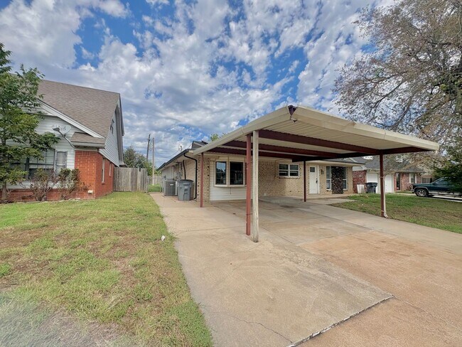 Building Photo - Spacious 4 Bedroom, 2 Bathroom Home with L...