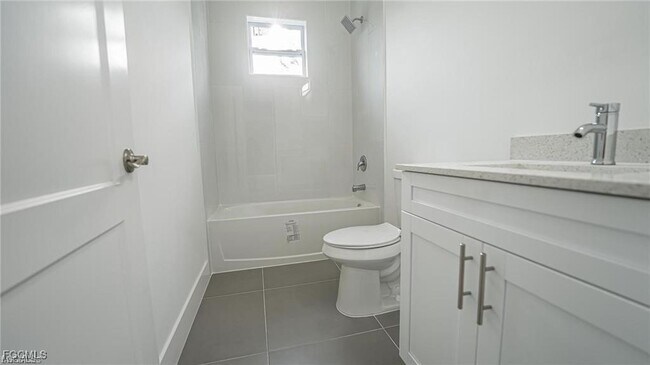 Building Photo - 744 Clancy St E