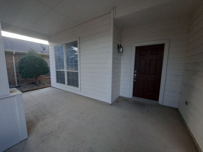 Building Photo - Available now ready for immediate move in