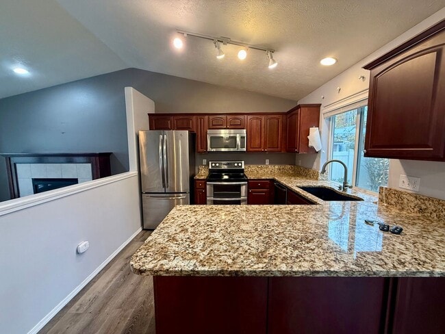 Building Photo - Stunning 3 Bed 2 Bath Eagle Ridge Home w/ ...