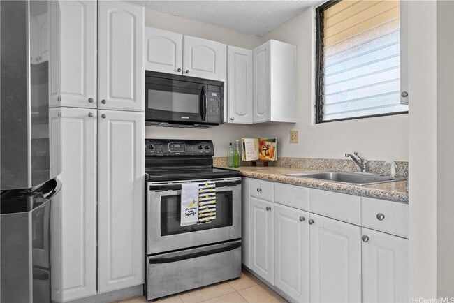 Building Photo - Spacious Studio in Makiki Plaza Available now!
