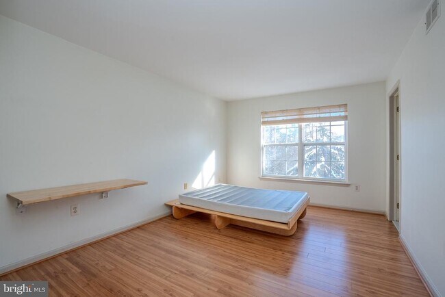 Building Photo - 128 S Barrow Pl