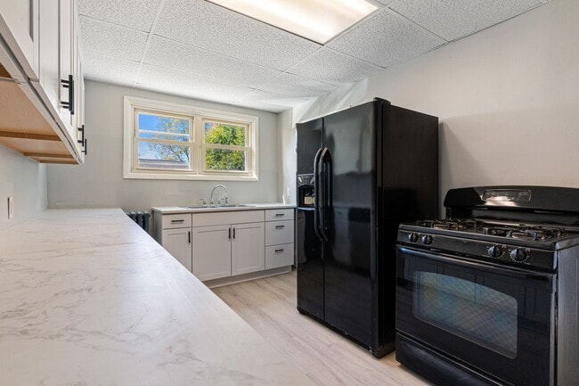 Building Photo - 3 bed 1.5 bath - freshly updated top to bottom, dishwasher, laundry, off street parking