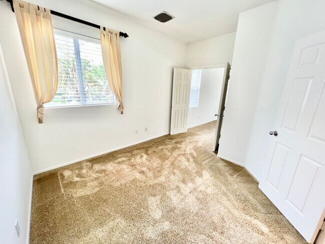 Building Photo - Beautiful 2Bd/2.5Ba with office located in...