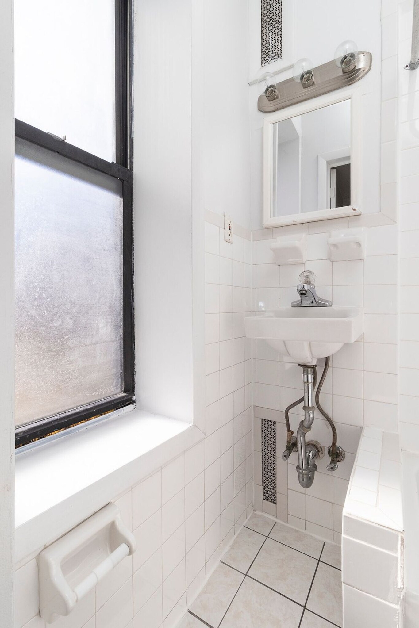 Building Photo - 224 E 95th St